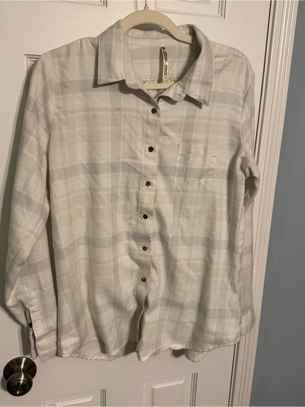 NWOT Kuhl Kamila Light Gray Plaid Women’s Button-Up Shirt 8377 soft pocket grey